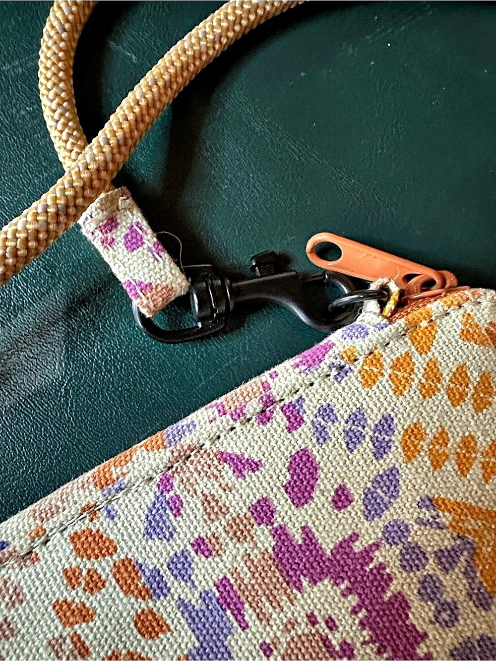 KAVU Stirling Travel Wallet Multicolor Geometric Crossbody Bag - Picture 3 of 5